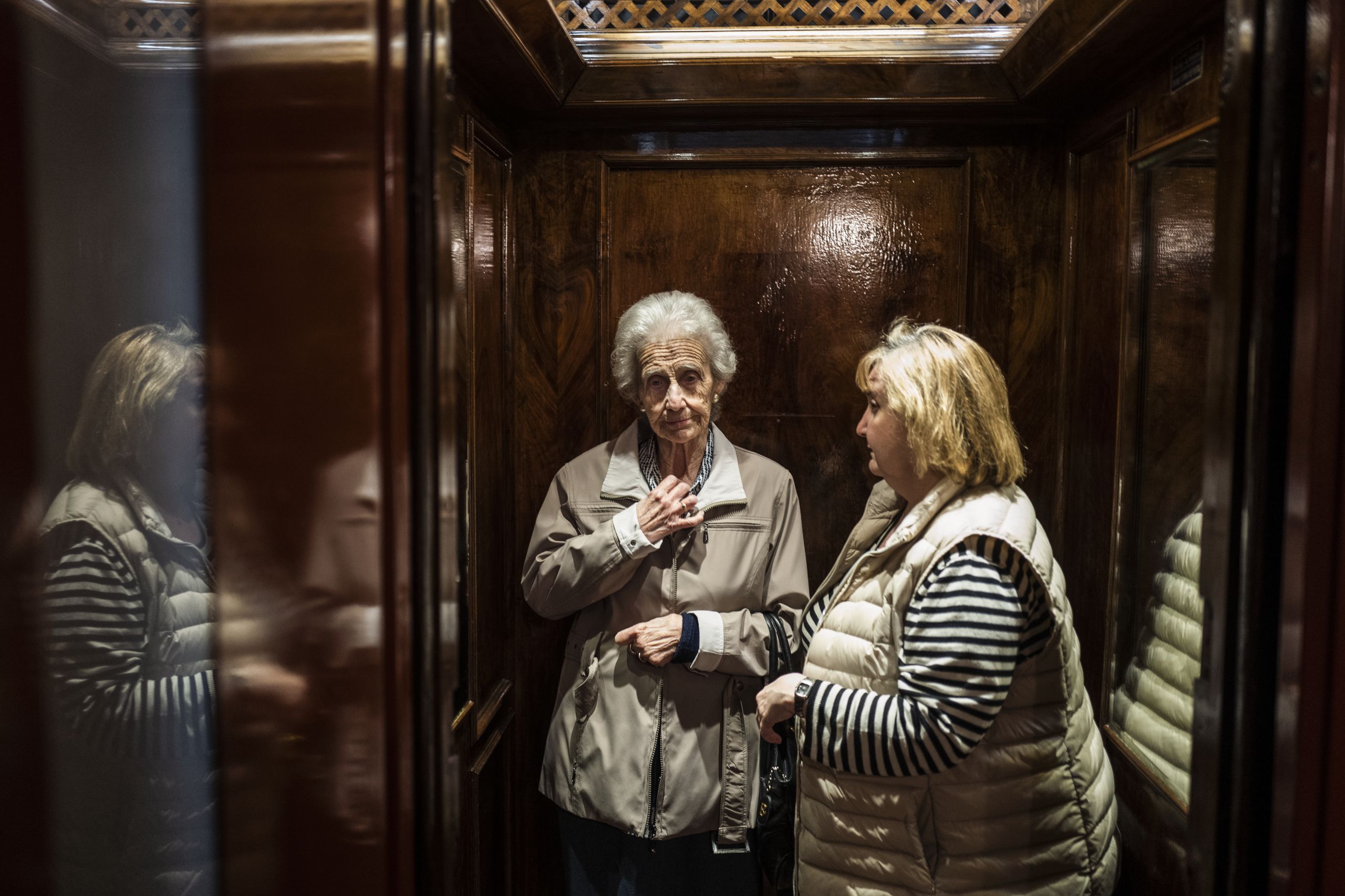María Consuelo Beltrán with her niece Juncal (right). Today, María Consuelo is a pensioner and 91 years old. She lives in her own flat and is still very active and able to walk. She is in daily contact with her relatives who live in Irún.