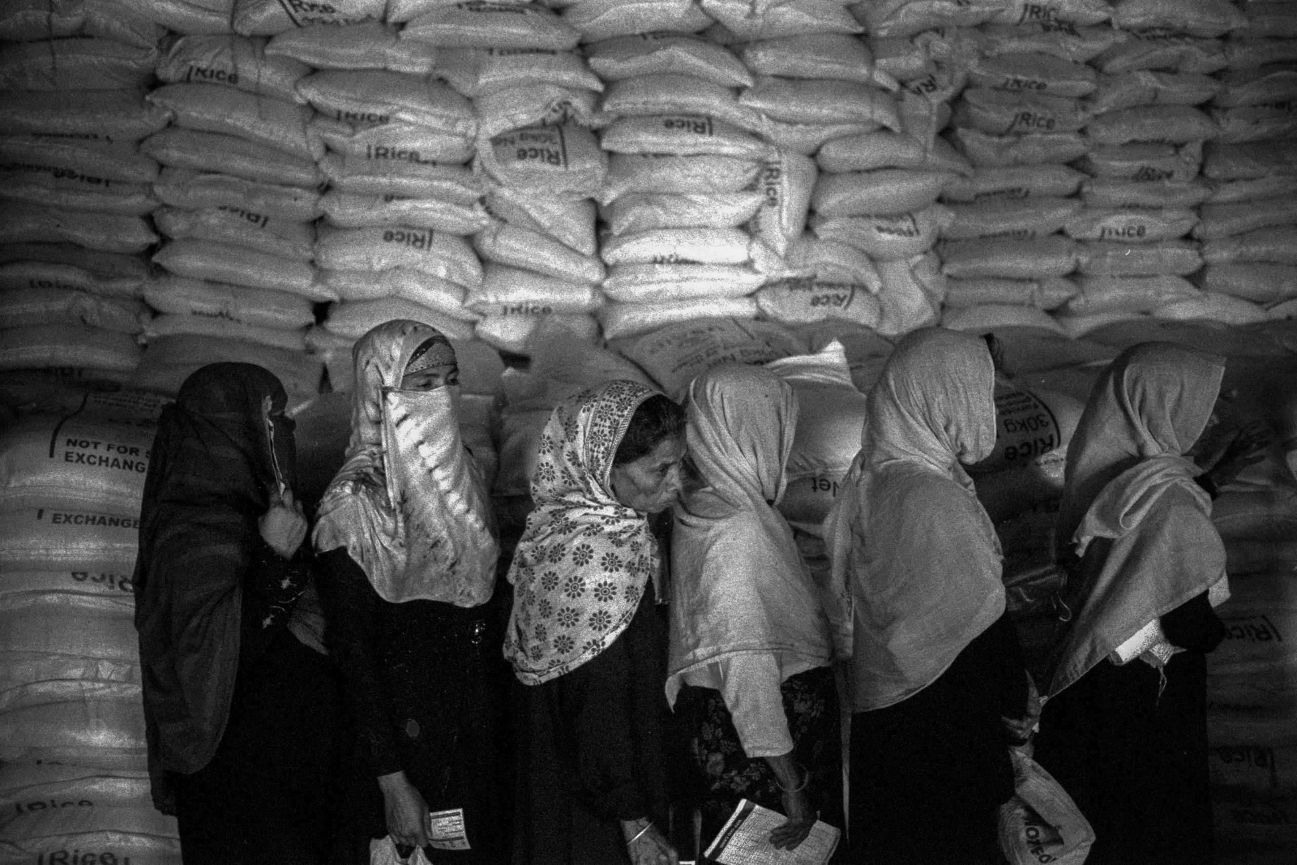  Rohingya women wait for rice bags inside a Save the Children distribution camp in Cox´s Bazar.